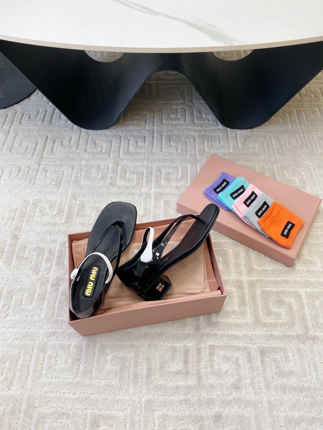 MID-HEEL THONG SANDALS IN BLACK GLOSSY SHEEPSKIN