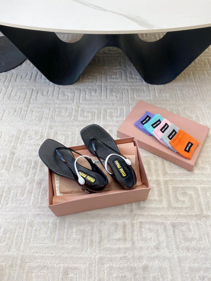 MID-HEEL THONG SANDALS IN BLACK GLOSSY SHEEPSKIN