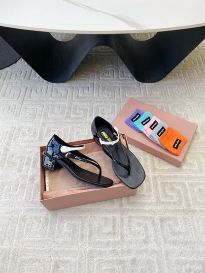 MID-HEEL THONG SANDALS IN BLACK GLOSSY SHEEPSKIN