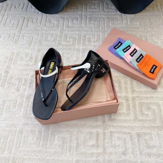 MID-HEEL THONG SANDALS IN BLACK GLOSSY SHEEPSKIN