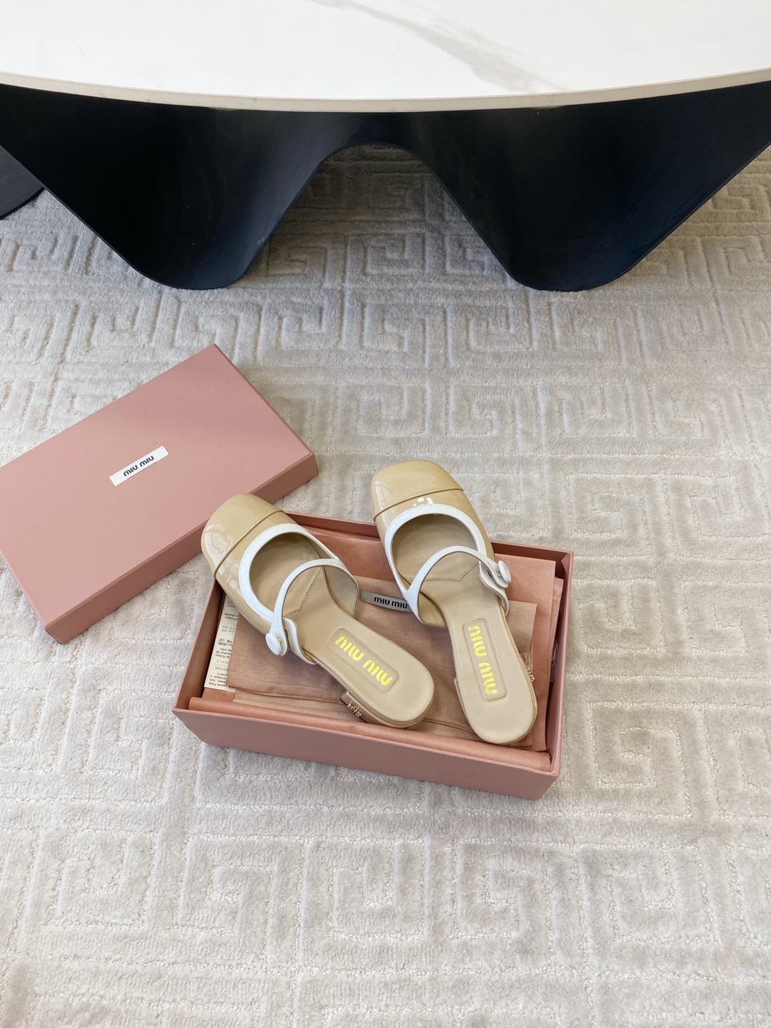 MARY JANE MULE PUMPS IN BEIGE GLOSSY SHEEPSKIN
