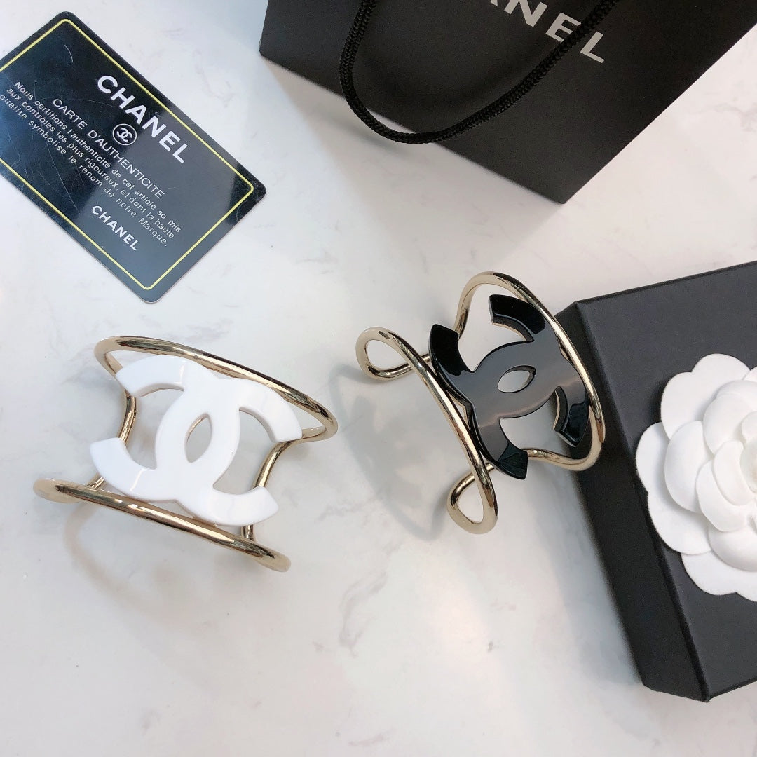 DOUBLE C BRACELET IN GOLD METAL RESIN LOGO