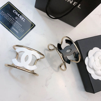 DOUBLE C BRACELET IN GOLD METAL RESIN LOGO