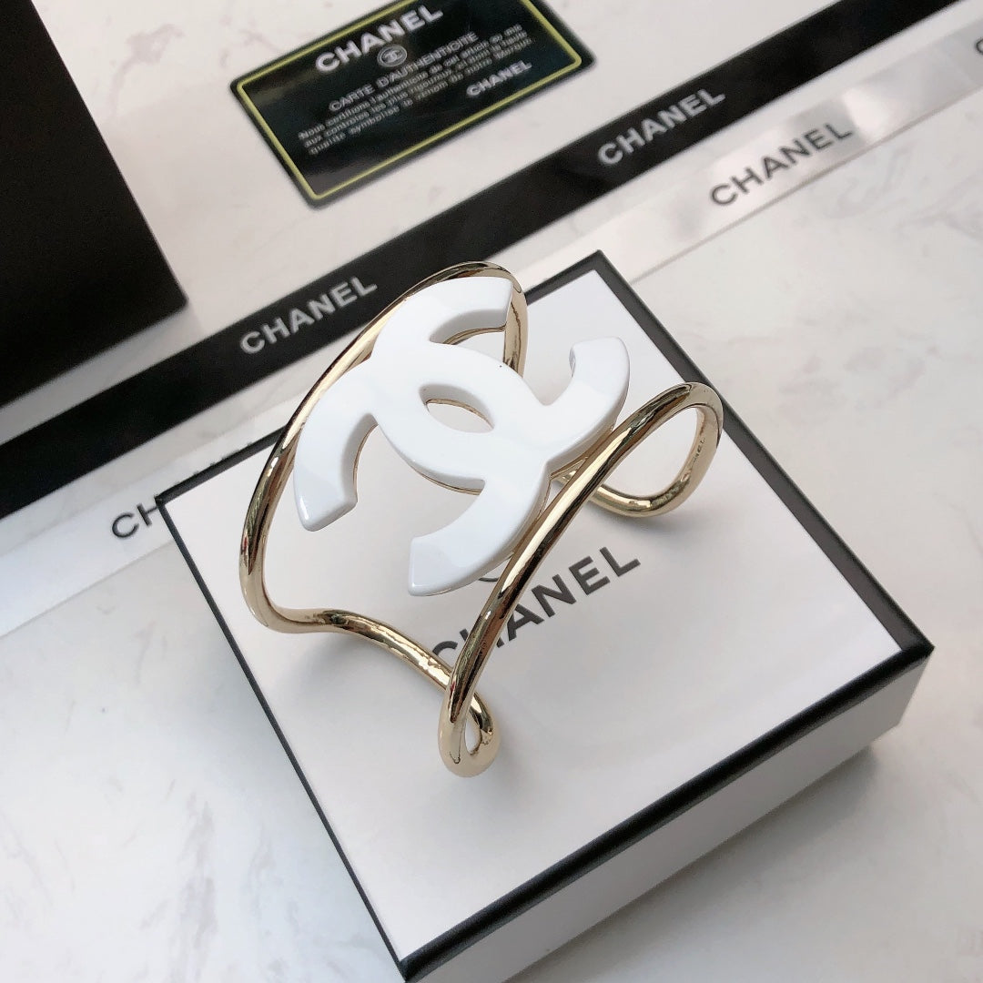 DOUBLE C BRACELET IN GOLD METAL RESIN LOGO
