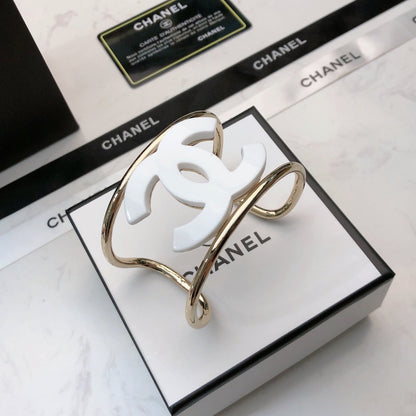 DOUBLE C BRACELET IN GOLD METAL RESIN LOGO