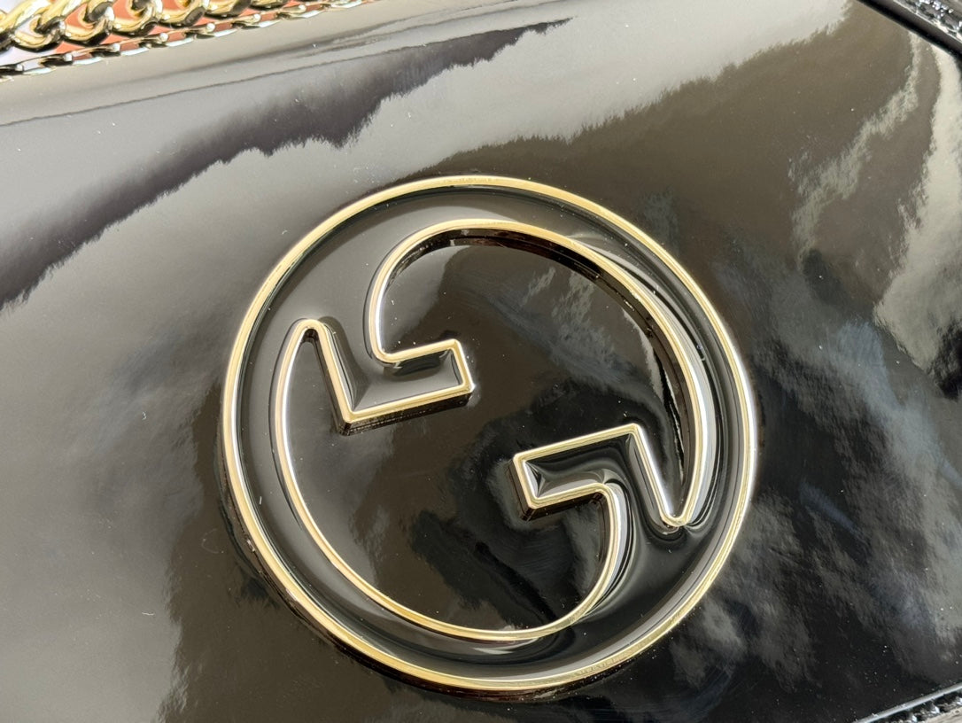 MEDIUM BLONDIE SHOULDER BAG 26.5 IN BLACK PATENT CALFSKIN