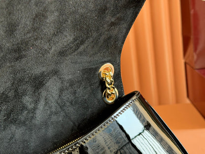 MEDIUM BLONDIE SHOULDER BAG 26.5 IN BLACK PATENT CALFSKIN