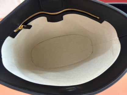 73 MEDIUM BUCKET BAG 27.5 IN BLACK SMOOTH CALFSKIN