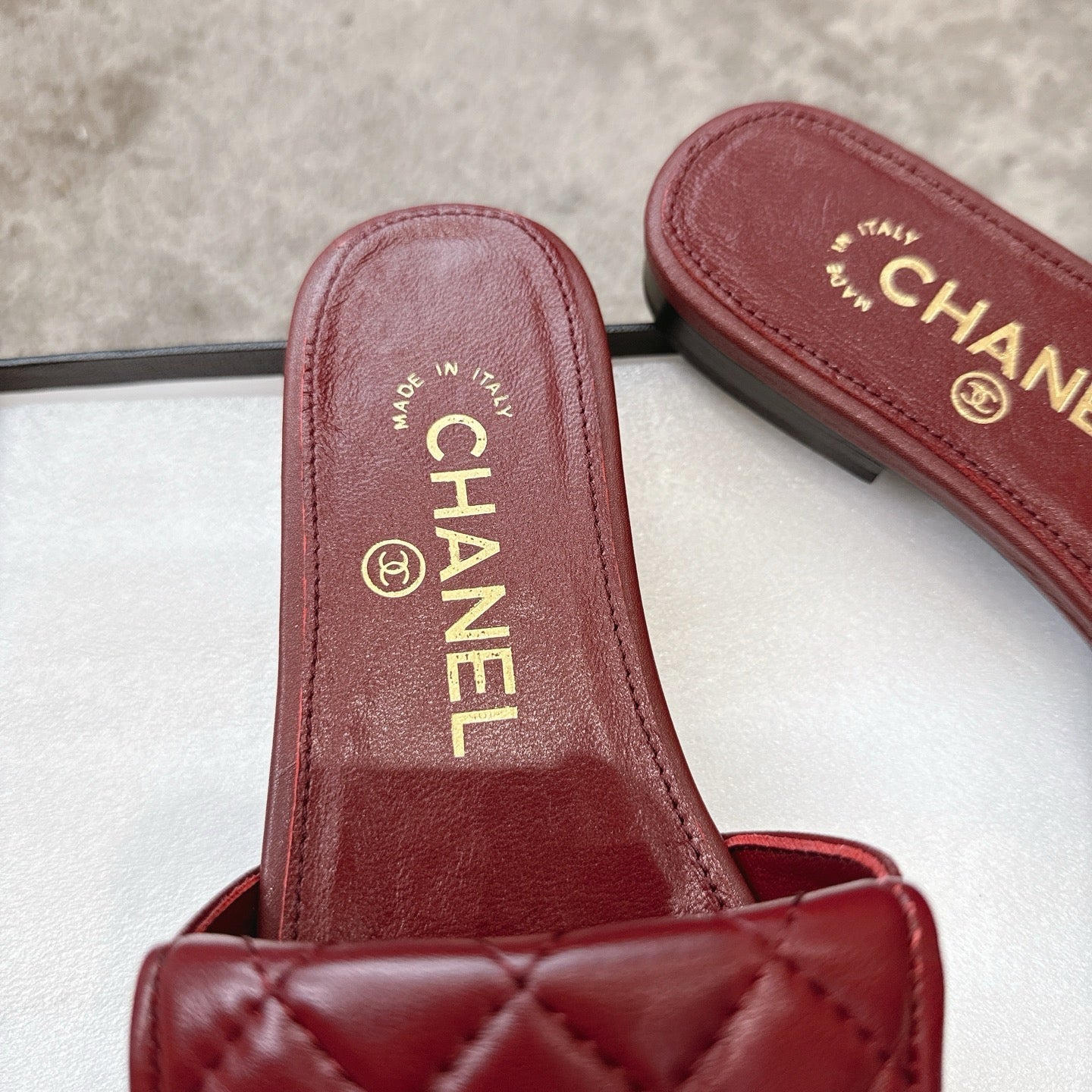 PLATFORM SLIPPERS LOGO IN RUBY RED LAMBSKIN