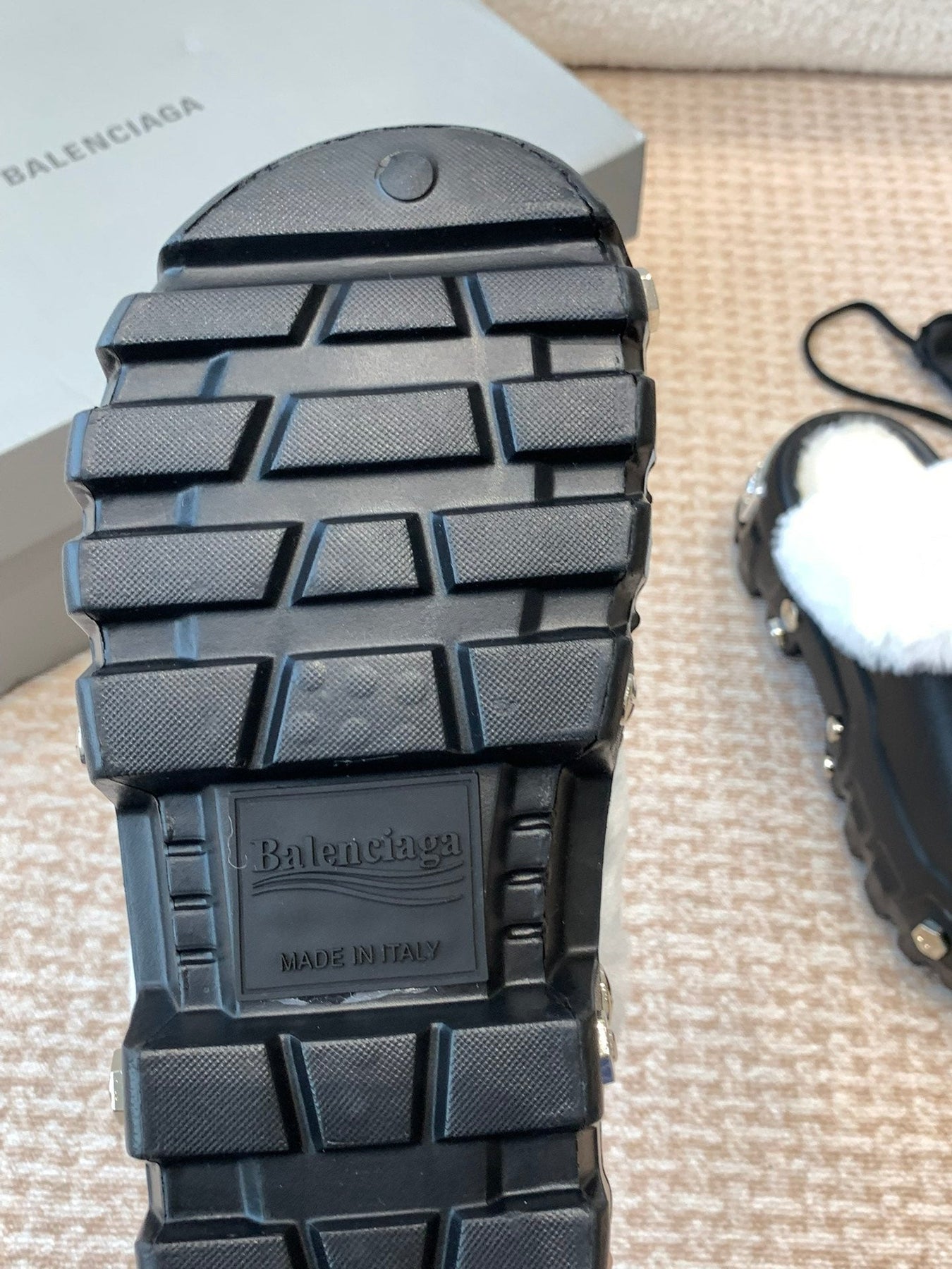 PLATFORM MULES IN BLACK RUBBER MIX RABBIT FUR SILVER HARDWARE