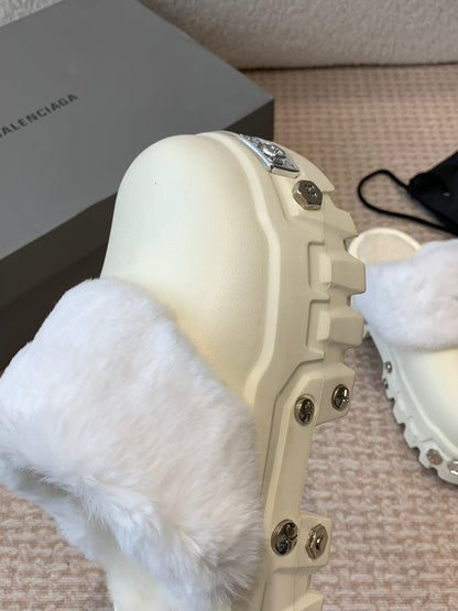 PLATFORM MULES IN BEIGE RUBBER MIX RABBIT FUR SILVER HARDWARE