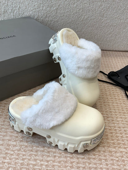 PLATFORM MULES IN BEIGE RUBBER MIX RABBIT FUR SILVER HARDWARE