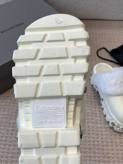 PLATFORM MULES IN BEIGE RUBBER MIX RABBIT FUR SILVER HARDWARE