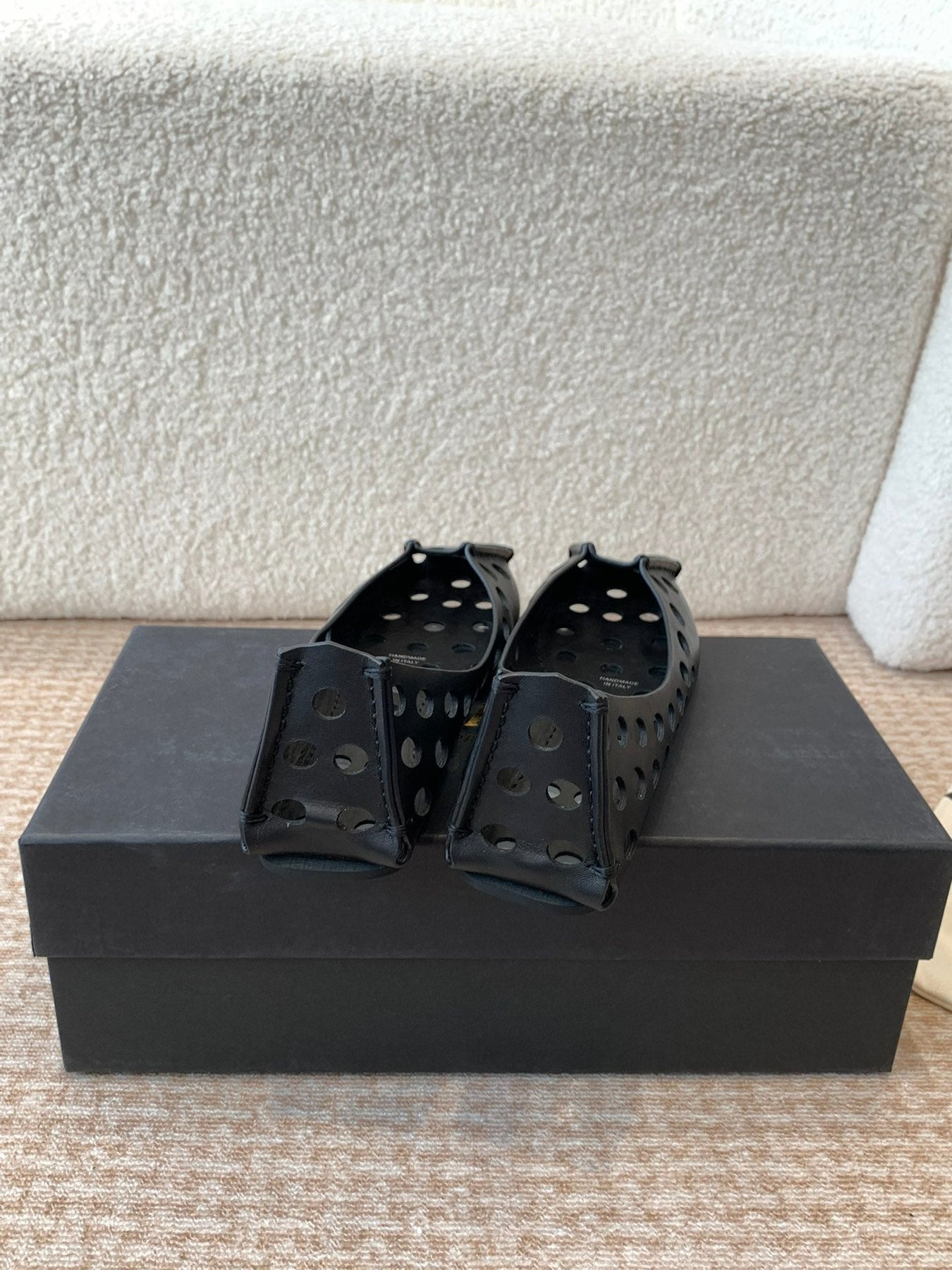 PERFO BALLET FLATS IN BLACK CALFSKIN