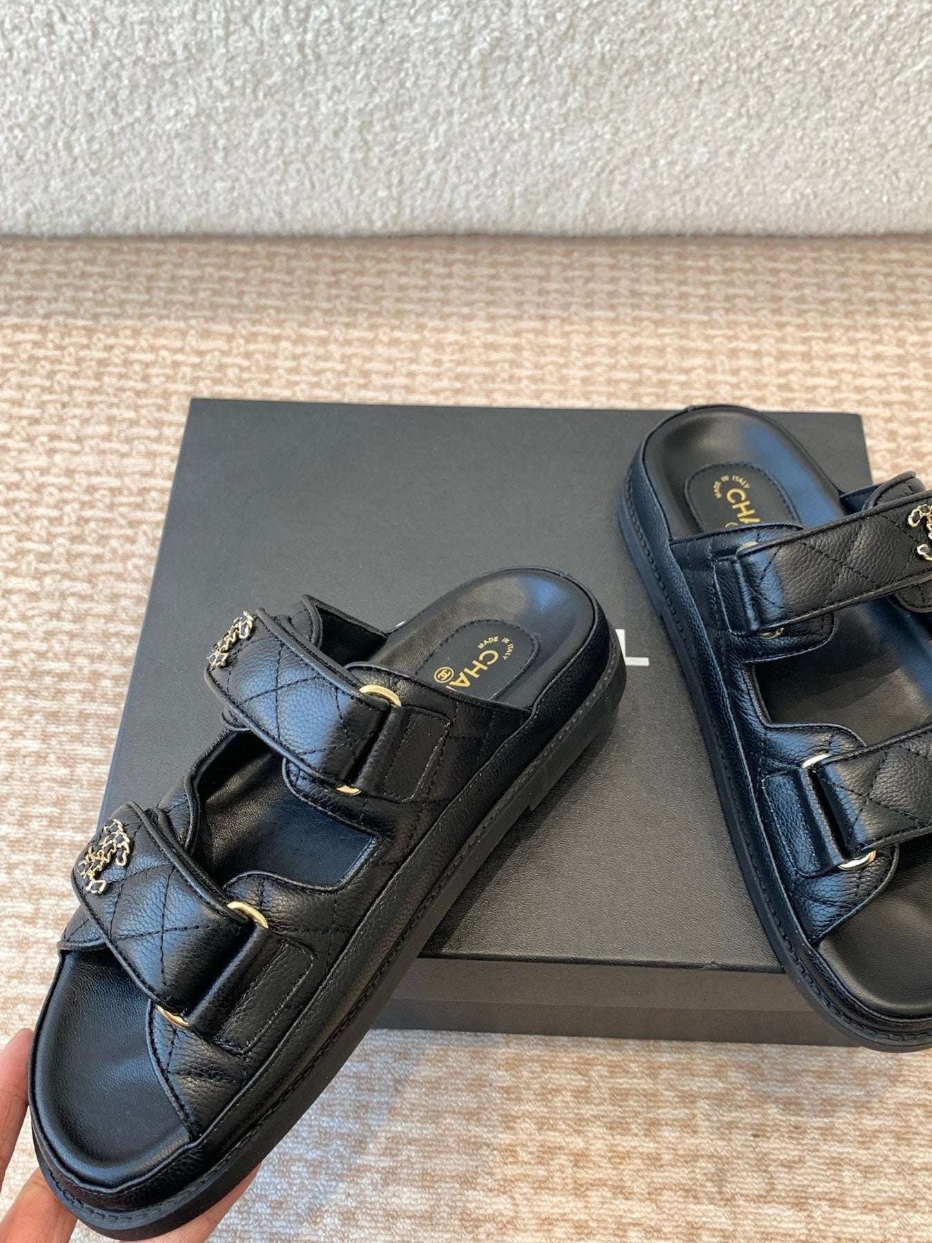 DAD SANDAL IN BLACK SHEEPSKIN MULE