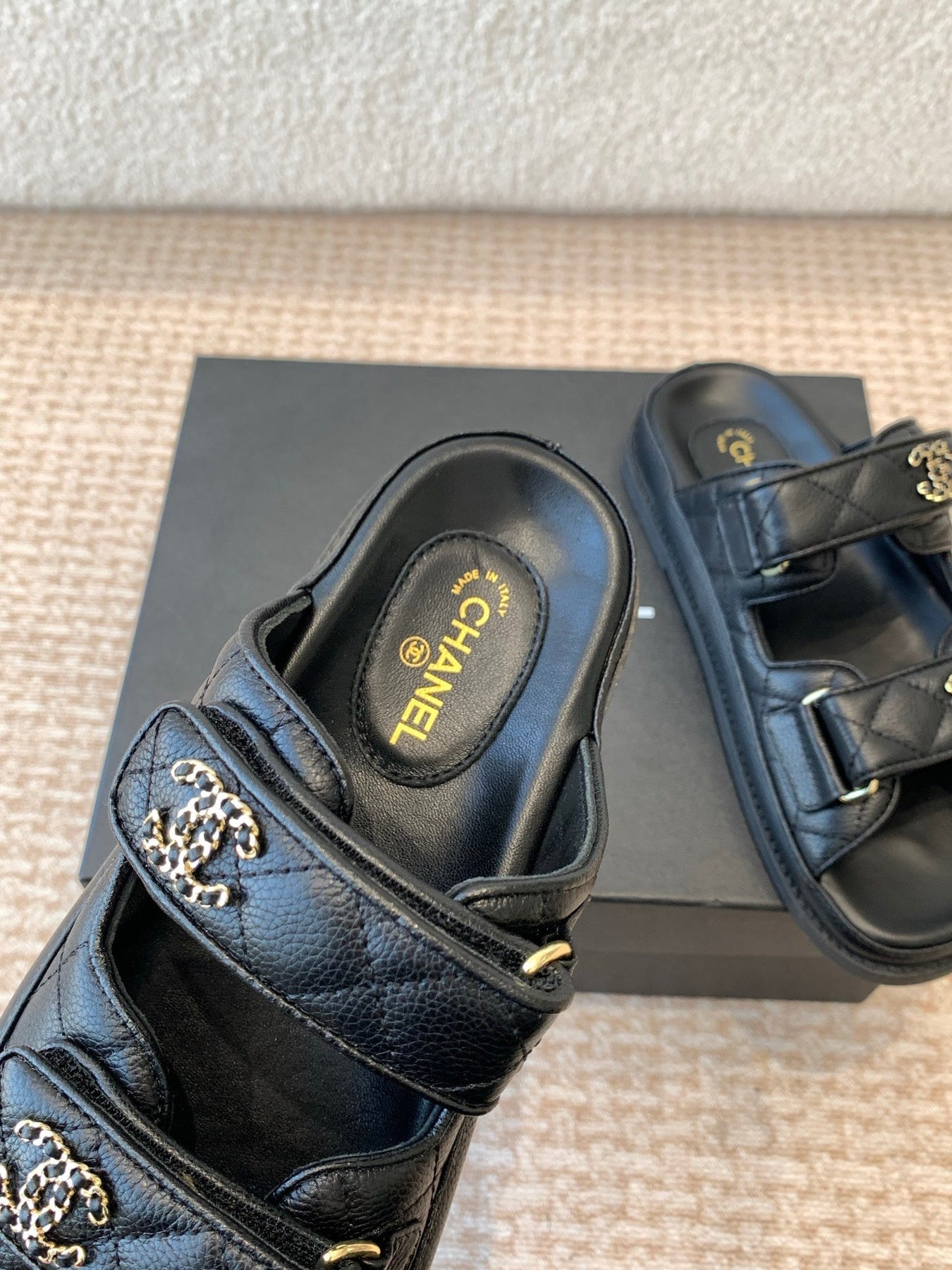 DAD SANDAL IN BLACK SHEEPSKIN MULE