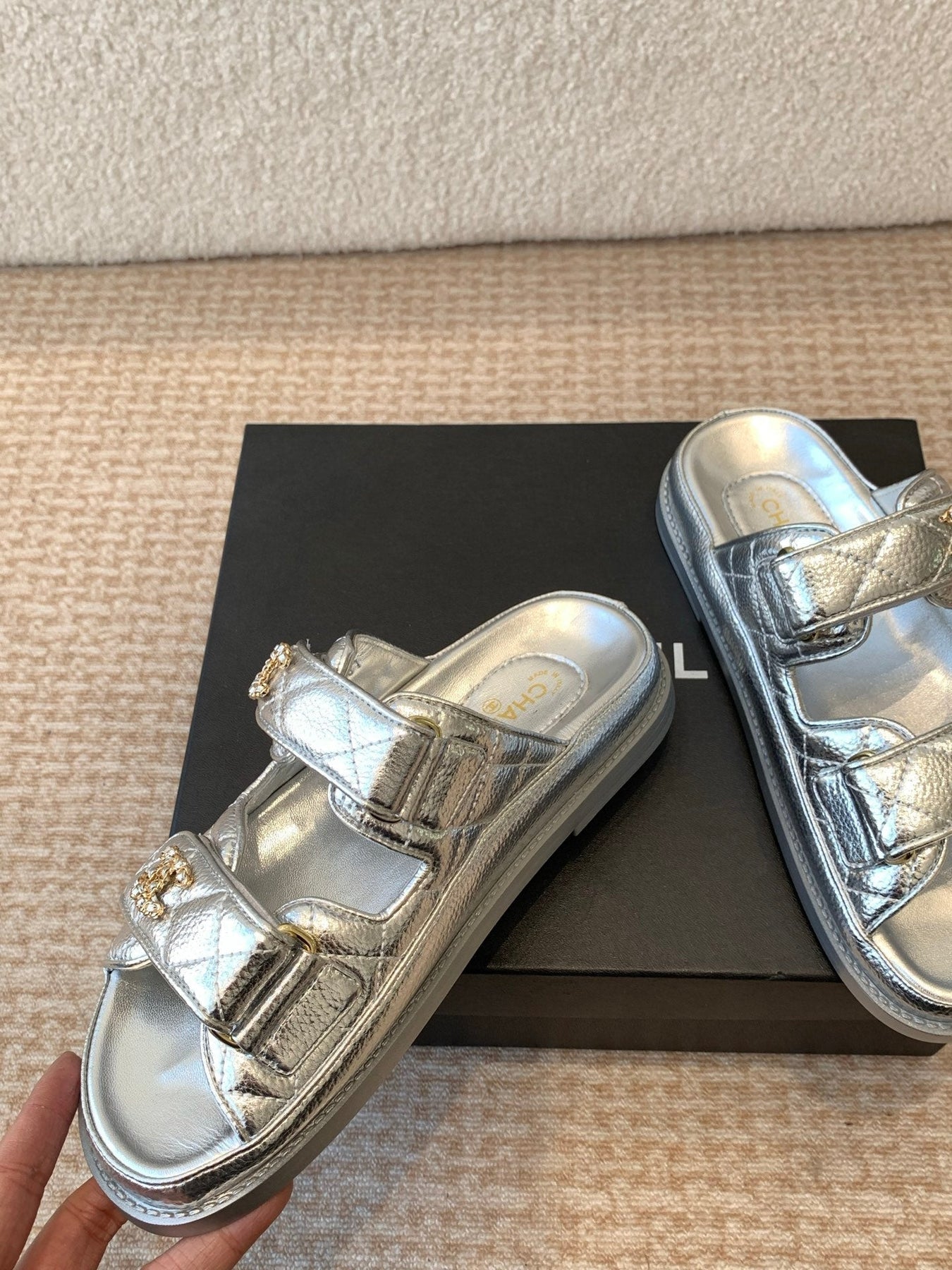 DAD SANDAL IN SILVER SHEEPSKIN MULE