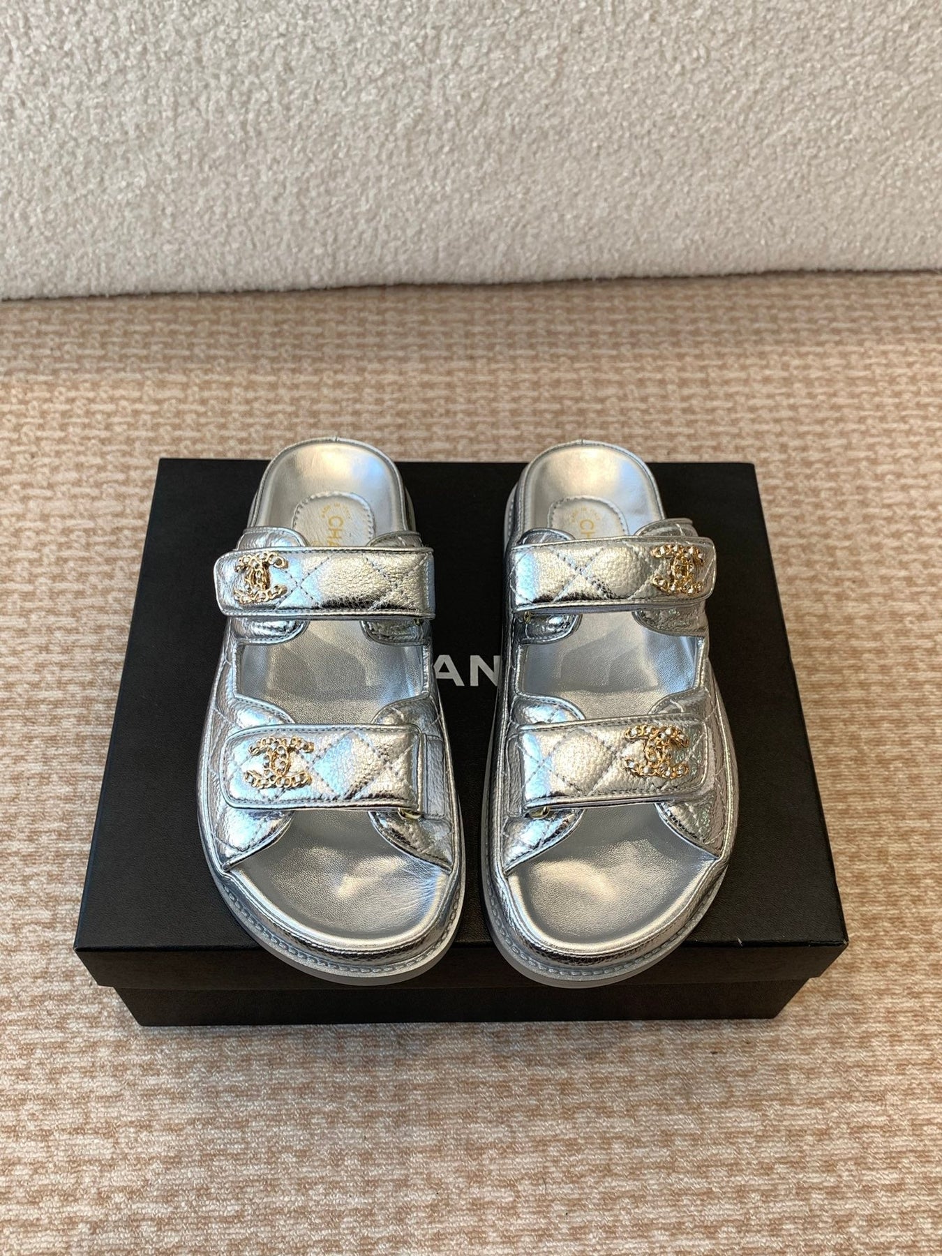 DAD SANDAL IN SILVER SHEEPSKIN MULE