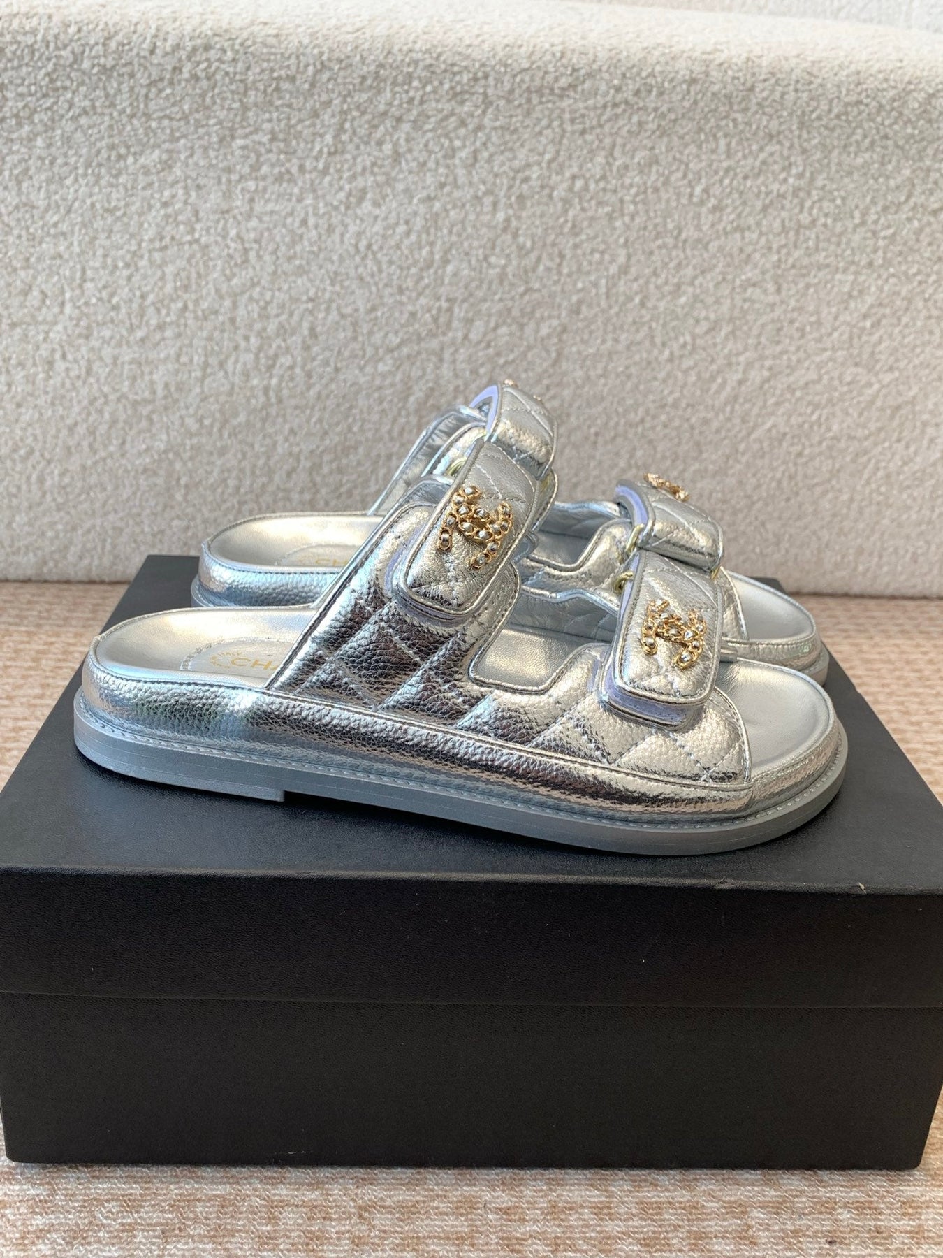 DAD SANDAL IN SILVER SHEEPSKIN MULE