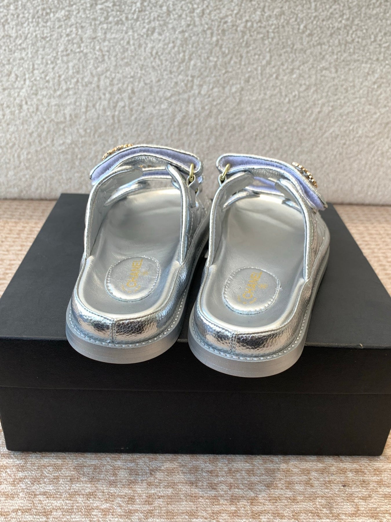 DAD SANDAL IN SILVER SHEEPSKIN MULE