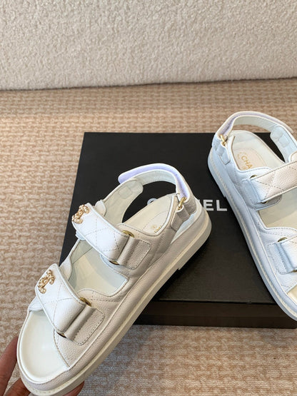 DAD SANDAL IN WHITE SHEEPSKIN