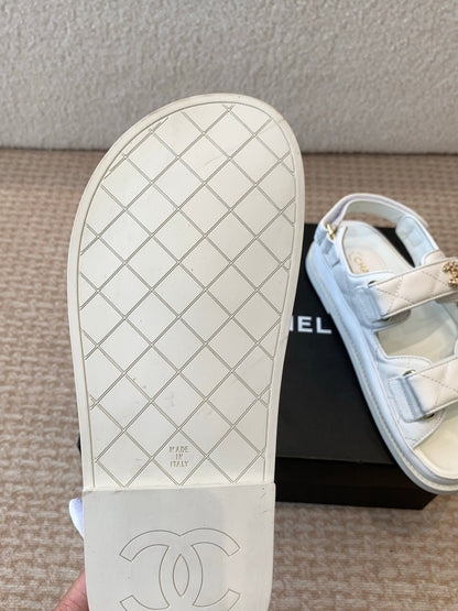 DAD SANDAL IN WHITE SHEEPSKIN