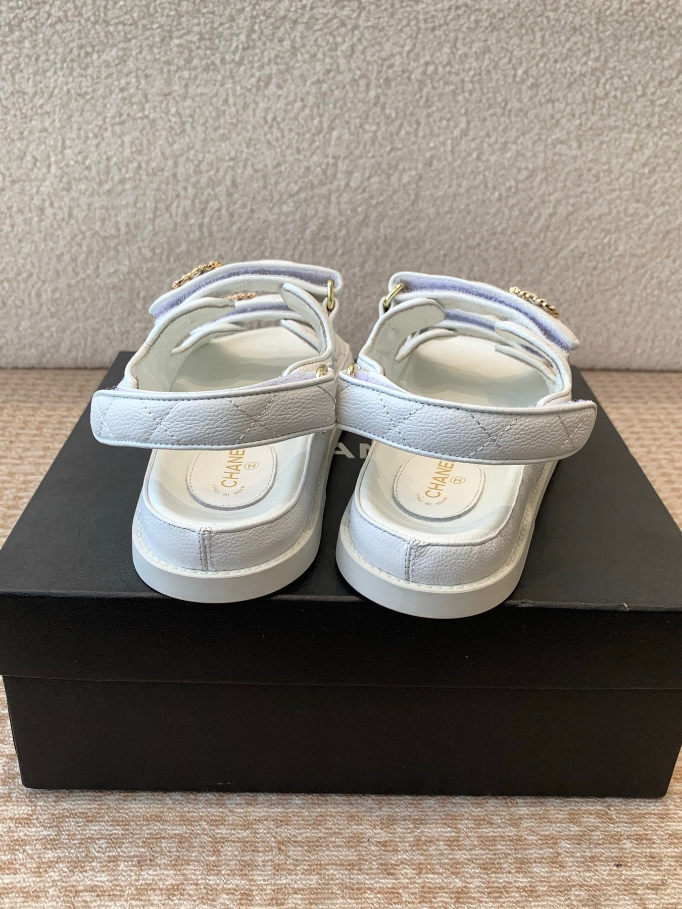 DAD SANDAL IN WHITE SHEEPSKIN