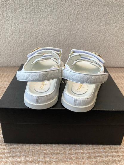 DAD SANDAL IN WHITE SHEEPSKIN