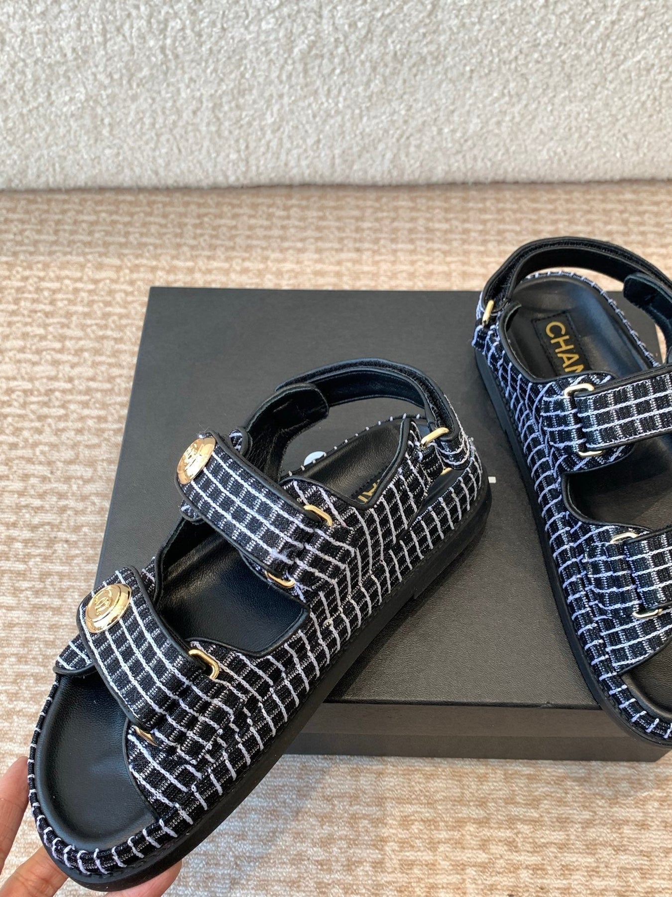 DAD SANDAL IN BLACK MIX WHITE DENIM FABRIC