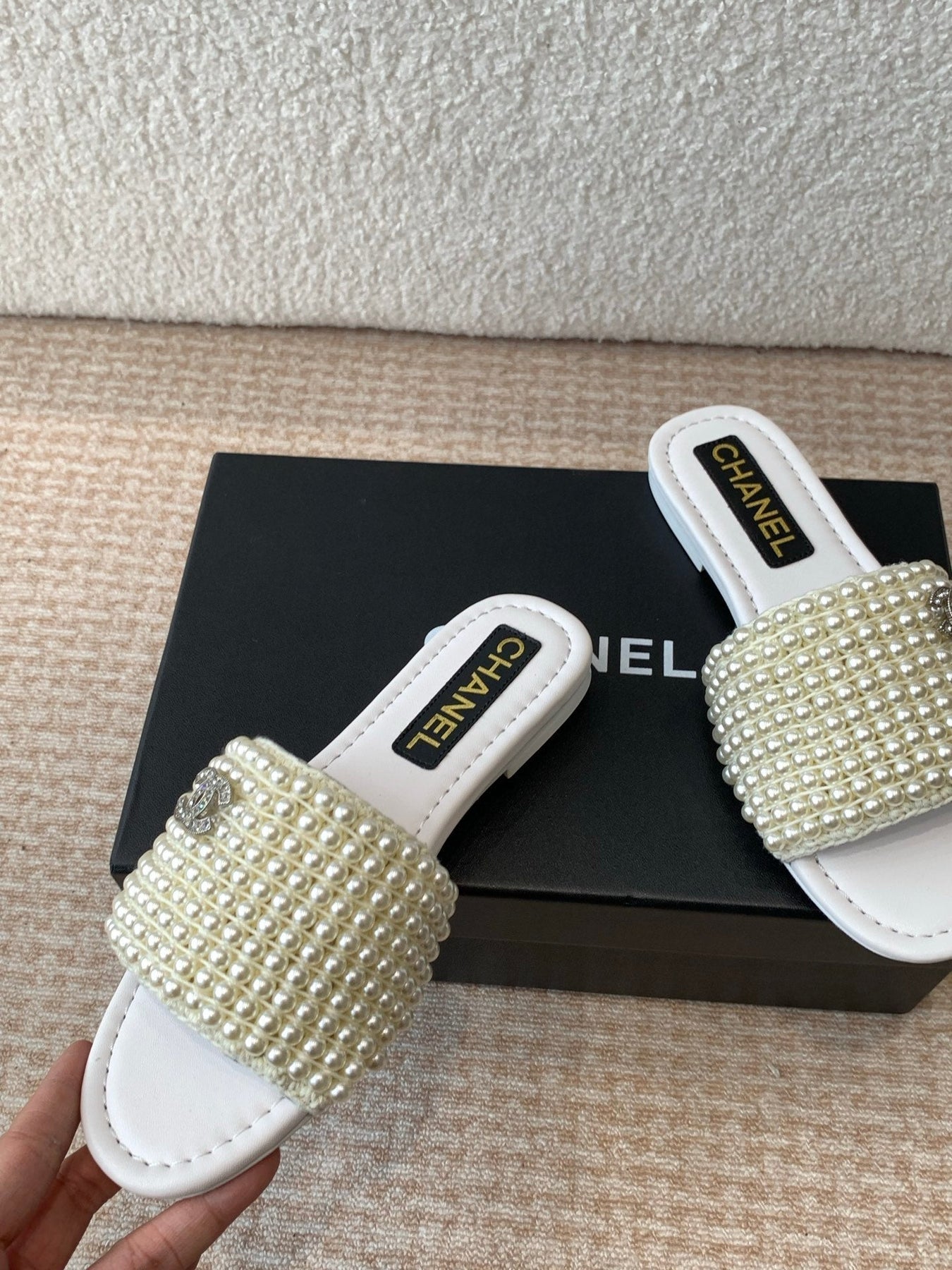 FLAT SLIDE IN WHITE LAMBSKIN WITH PEARLS