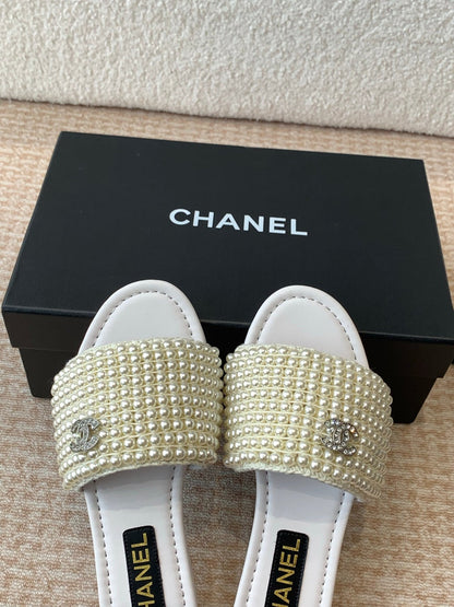 FLAT SLIDE IN WHITE LAMBSKIN WITH PEARLS