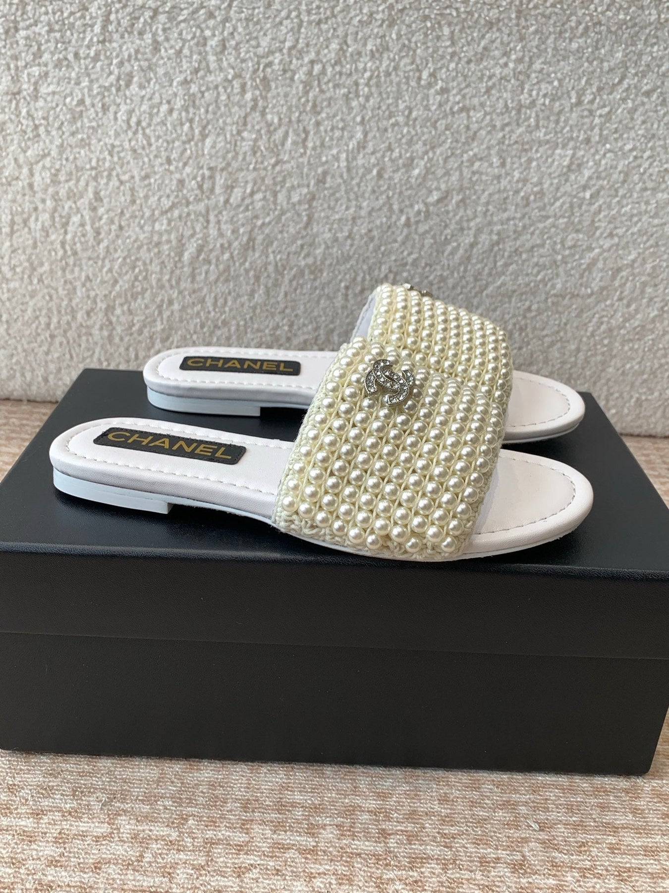 FLAT SLIDE IN WHITE LAMBSKIN WITH PEARLS