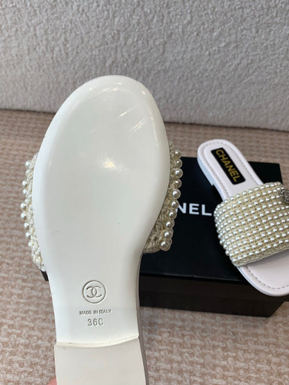 FLAT SLIDE IN WHITE LAMBSKIN WITH PEARLS