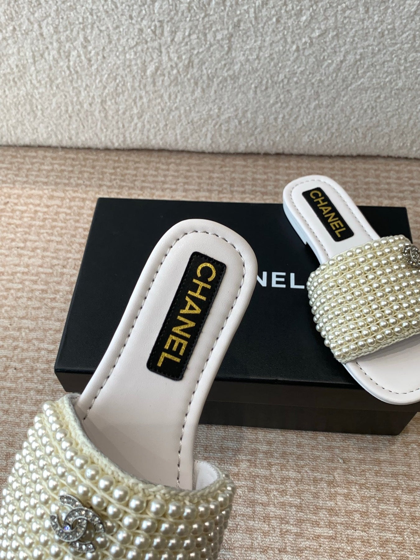 FLAT SLIDE IN WHITE LAMBSKIN WITH PEARLS