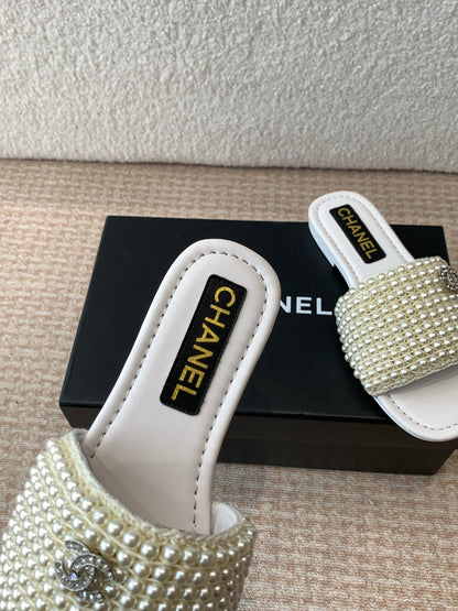 FLAT SLIDE IN WHITE LAMBSKIN WITH PEARLS