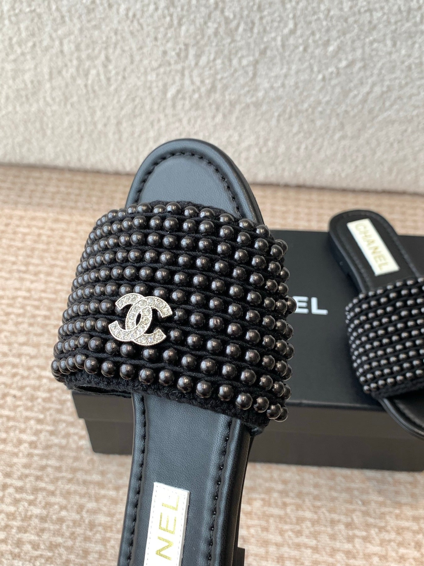 FLAT SLIDE IN BLACK LAMBSKIN WITH PEARLS