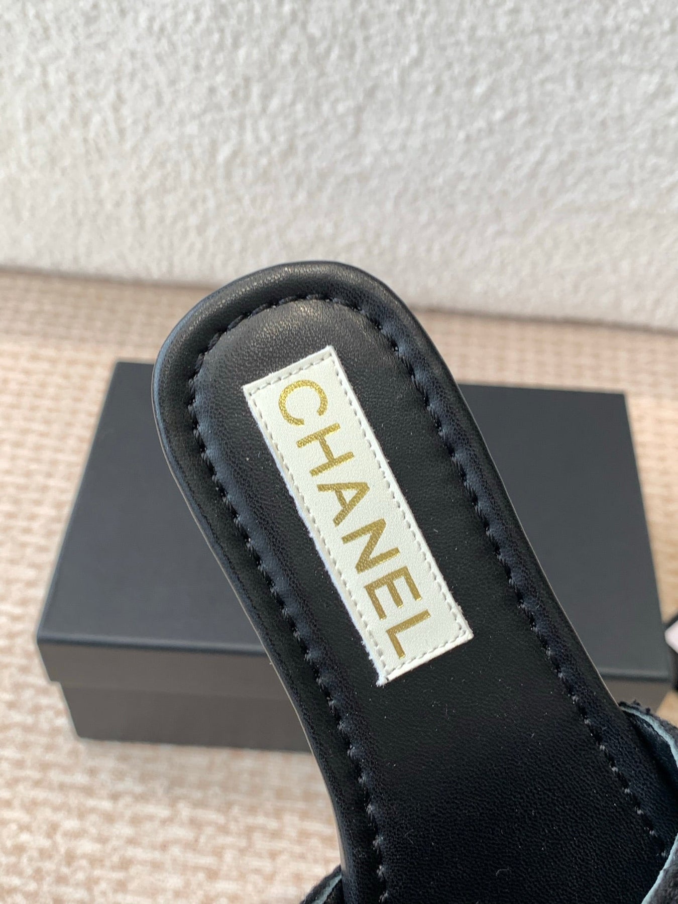 FLAT SLIDE IN BLACK LAMBSKIN WITH PEARLS