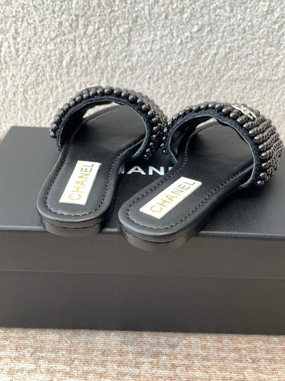 FLAT SLIDE IN BLACK LAMBSKIN WITH PEARLS