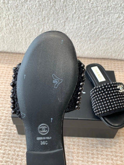 FLAT SLIDE IN BLACK LAMBSKIN WITH PEARLS