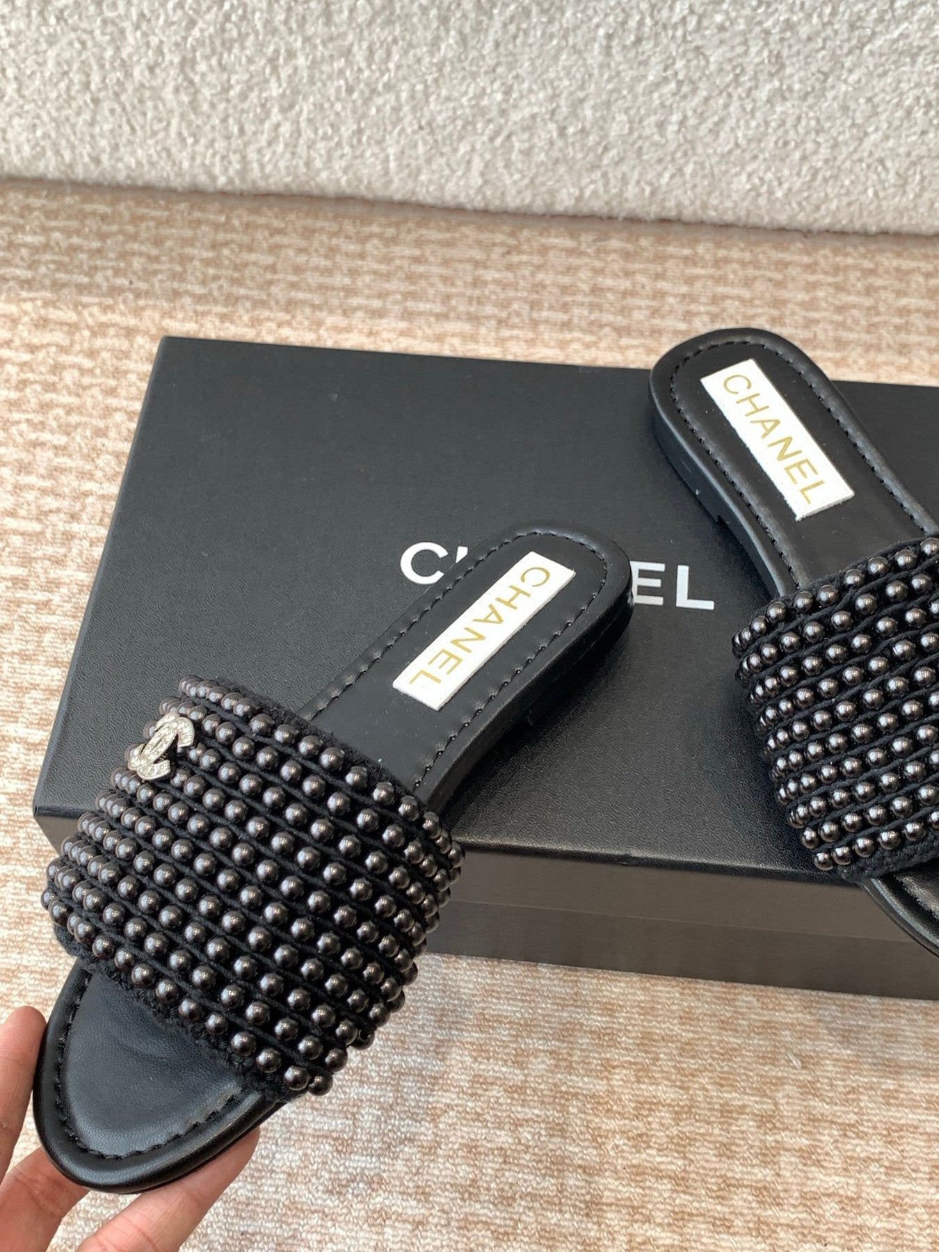 FLAT SLIDE IN BLACK LAMBSKIN WITH PEARLS