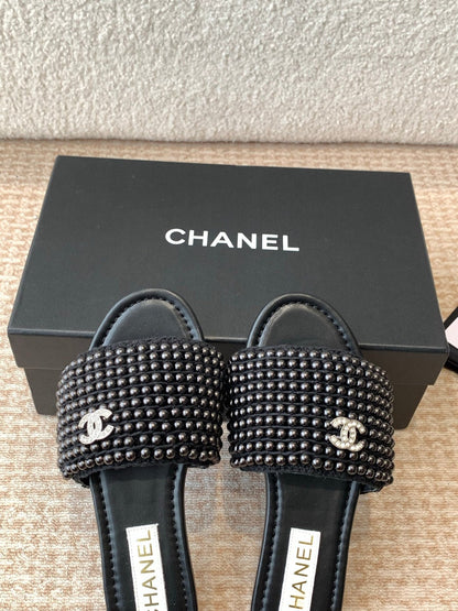 FLAT SLIDE IN BLACK LAMBSKIN WITH PEARLS