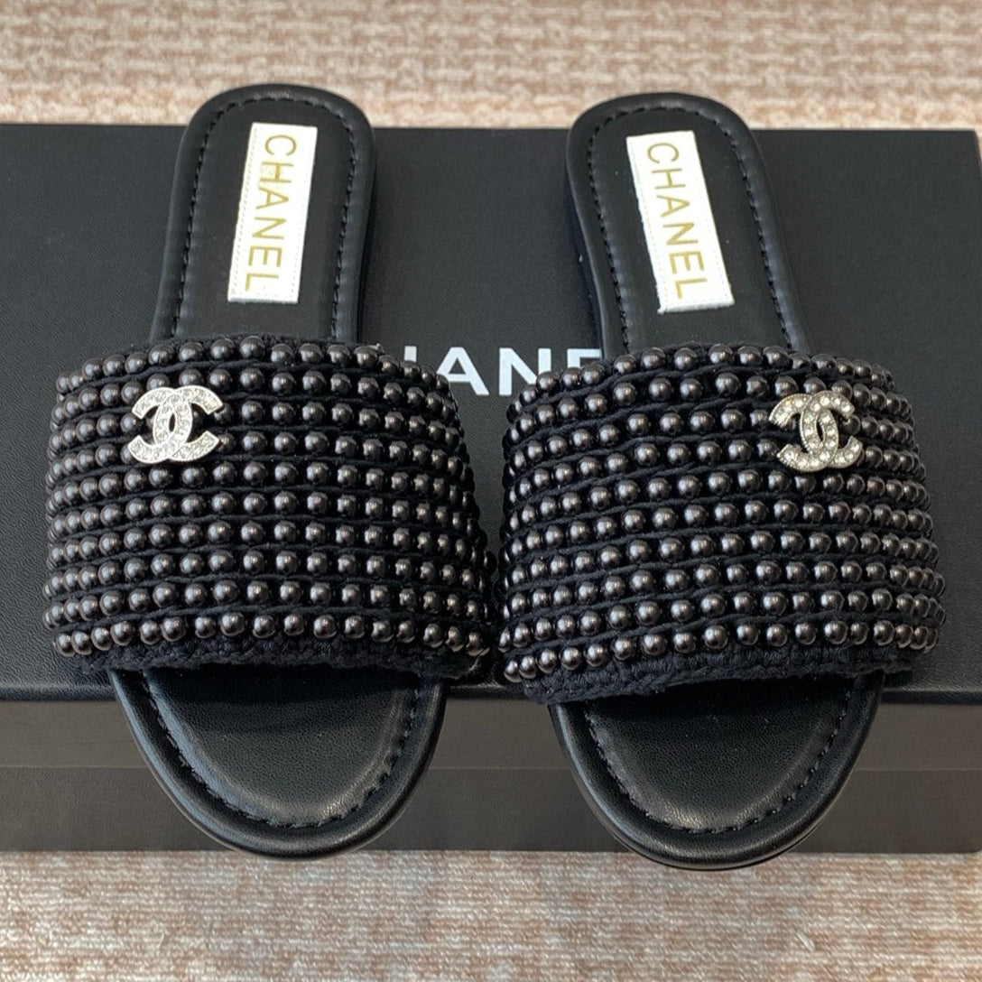 FLAT SLIDE IN BLACK LAMBSKIN WITH PEARLS