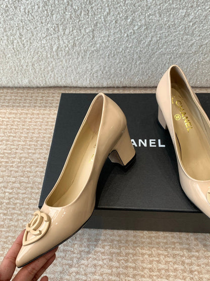 MID-HEEL PUMPS IN BISQUE BEIGE PATENT CALFSKIN