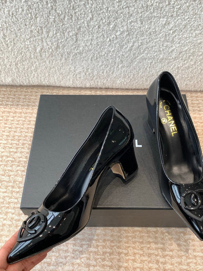 MID-HEEL PUMPS IN BLACK PATENT CALFSKIN