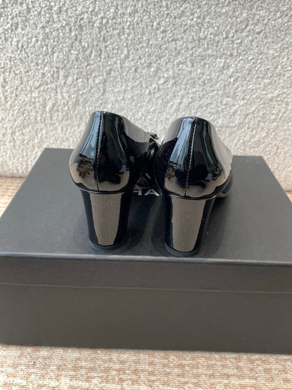 MID-HEEL PUMPS IN BLACK PATENT CALFSKIN