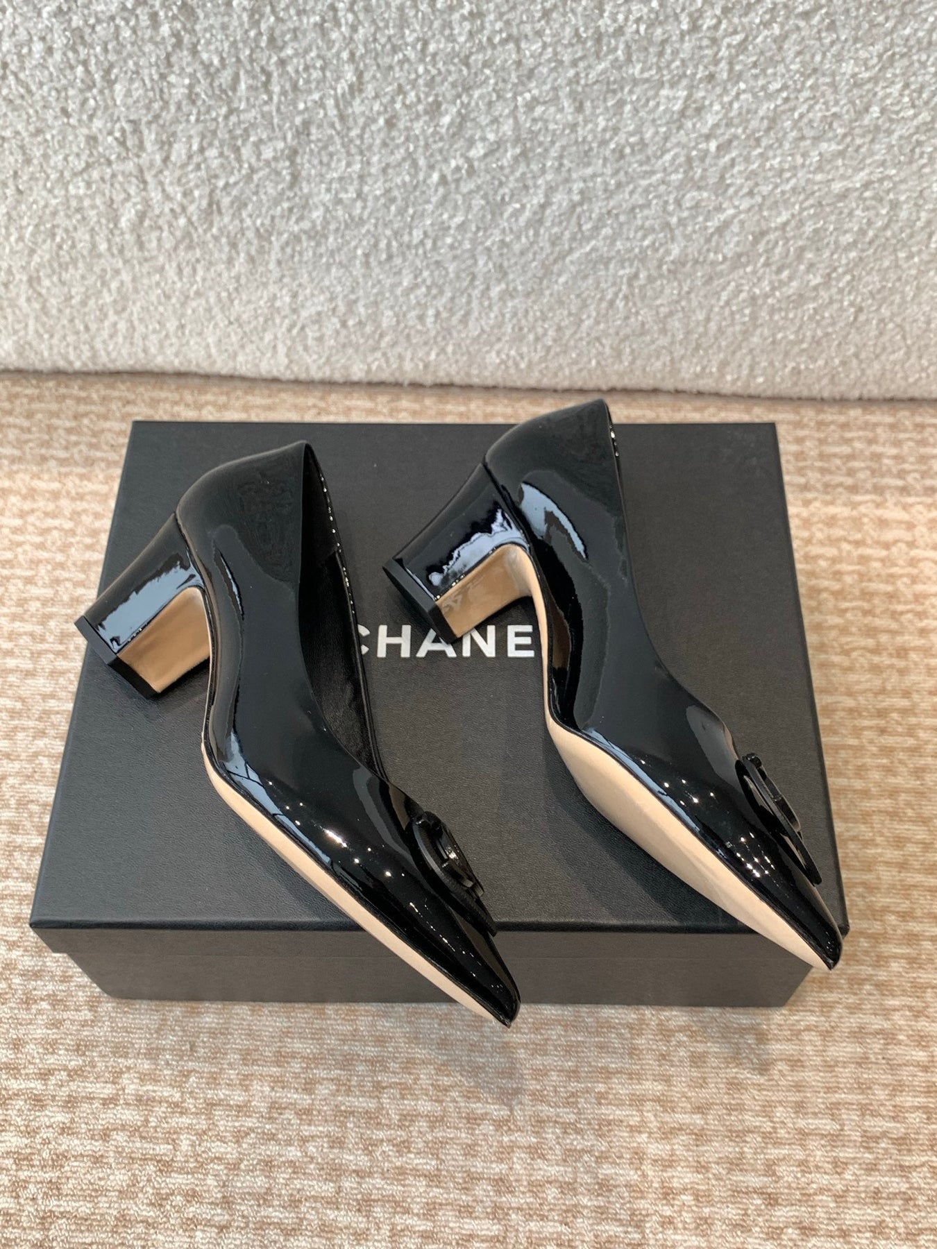 MID-HEEL PUMPS IN BLACK PATENT CALFSKIN