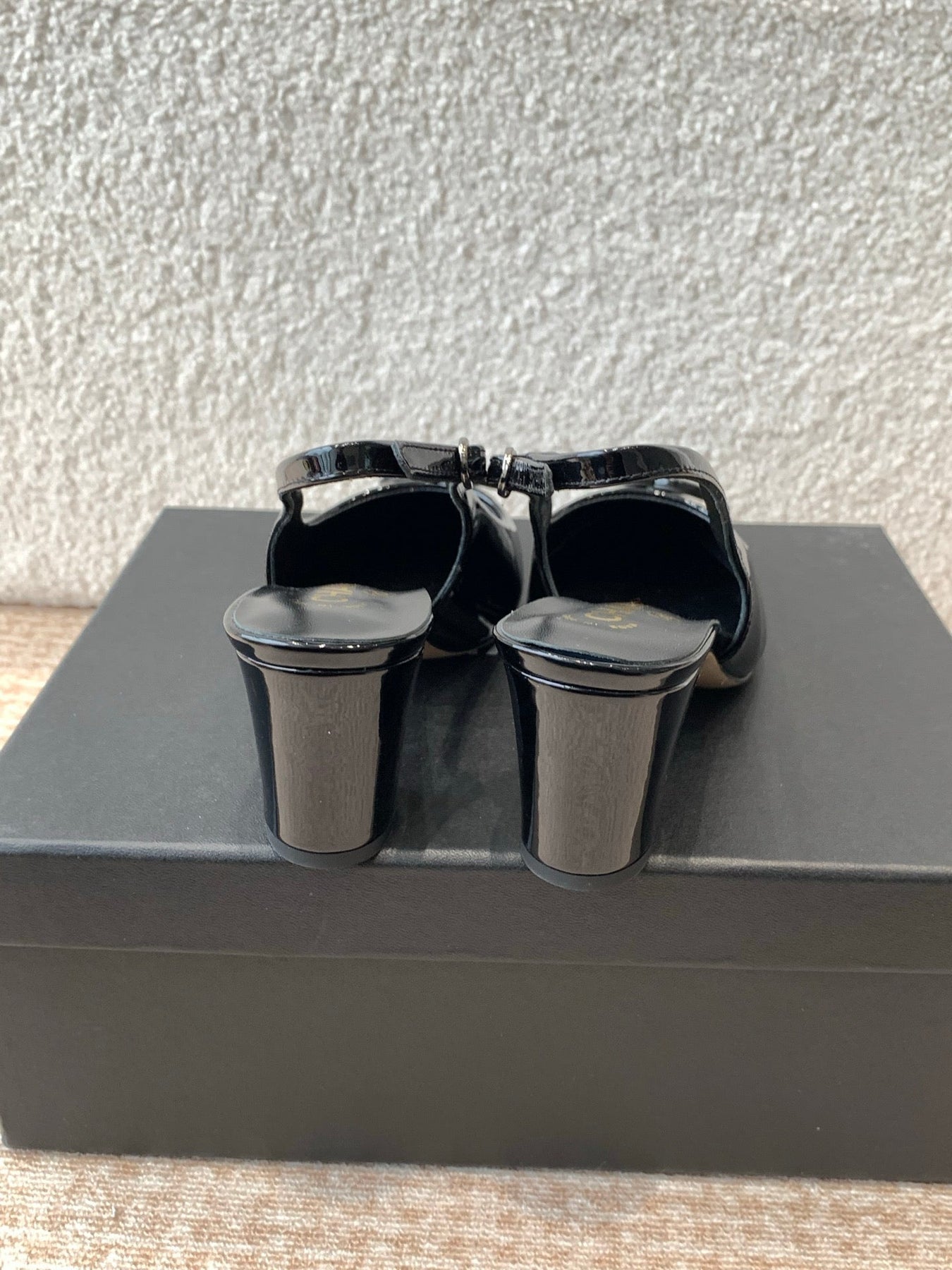 MID-HEEL SLINGBACKS IN BLACK PATENT CALFSKIN