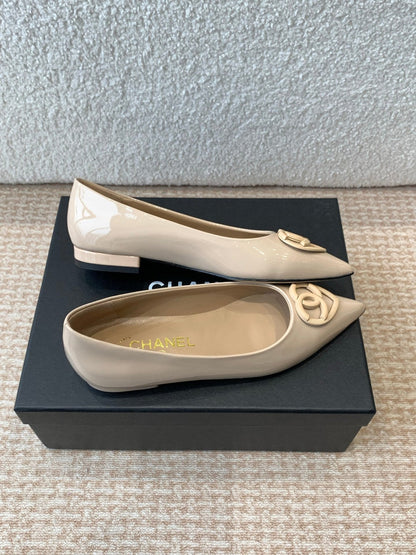 FLAT PUMPS IN BISQUE BEIGE PATENT CALFSKIN