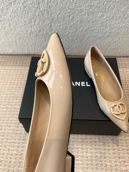 FLAT PUMPS IN BISQUE BEIGE PATENT CALFSKIN