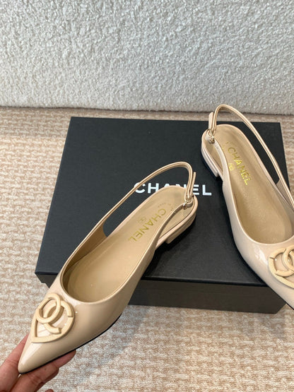 FLAT MULES IN BISQUE BEIGE PATENT CALFSKIN